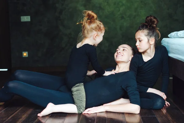 Mom and two daughters spend time together — Stock Photo, Image