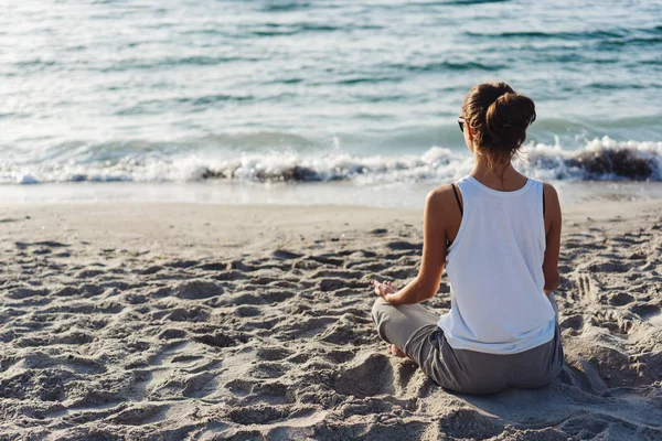 Yoga Çalışan Genç Kadın — Stok fotoğraf