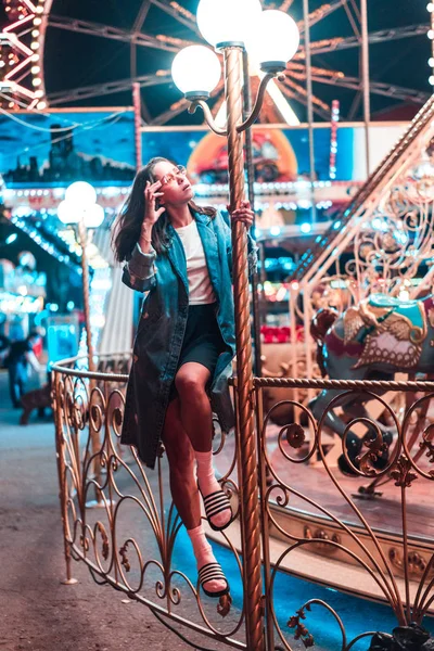 Meisje in een pretpark — Stockfoto