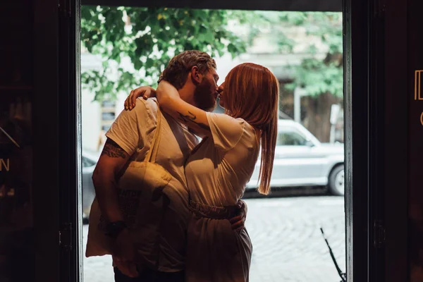 Casal posando na porta — Fotografia de Stock