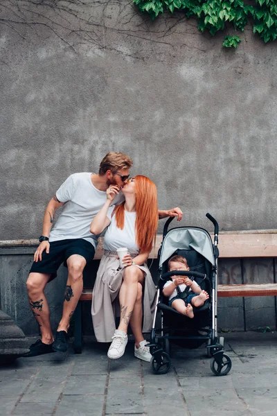 Anne, baba ve çocuk arabası içinde küçük oğlu — Stok fotoğraf