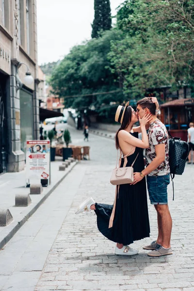 genç bir çift aşık, sokakta sarılma.