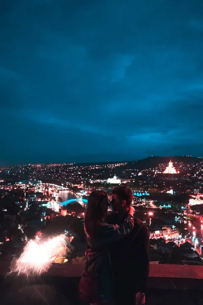 Coppia sullo sfondo del Tbilisi. — Foto Stock