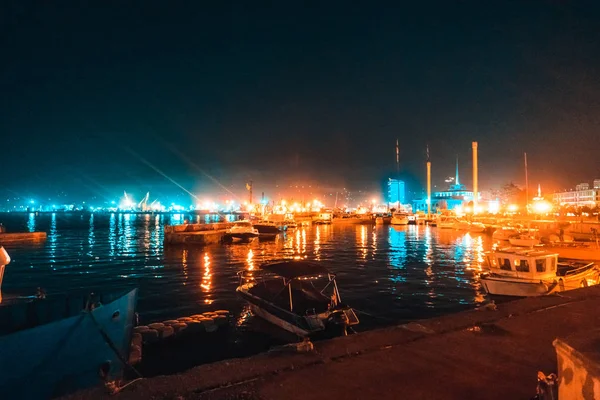 Les bateaux passent la nuit sur la jetée — Photo