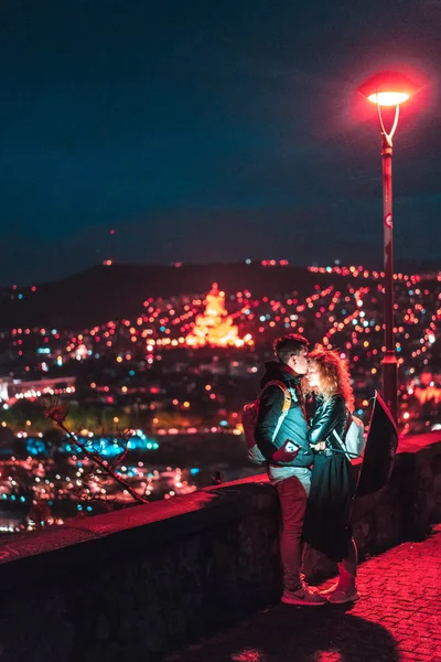 Couple dans le fond de la Tbilissi. — Photo