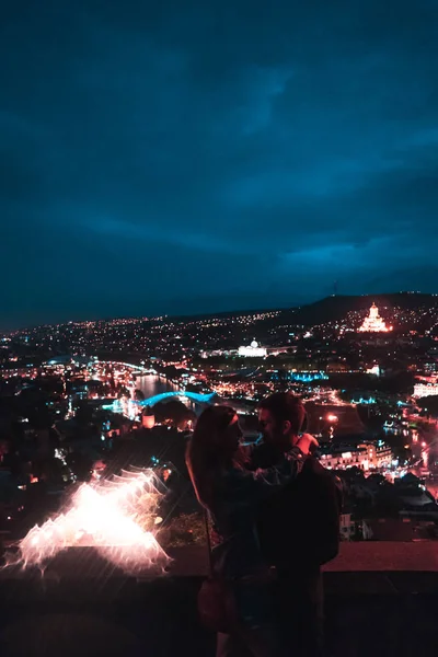 Par i bakgrunden av Tbilisi. — Stockfoto