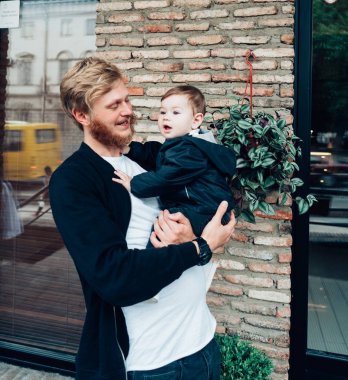 Babamın kucağında küçük bir oğlu var.