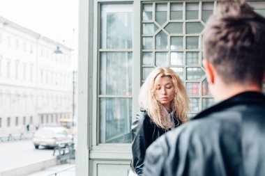 Adam ve kız bir şehir sokak üzerinde siyah ceket