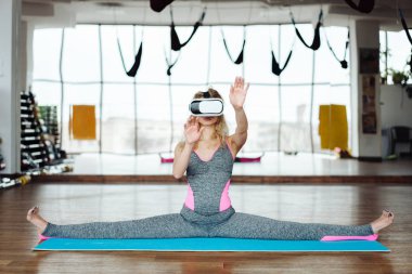 Kadın Vr kulaklık ile yoga sınıfı