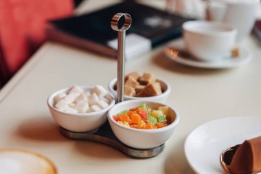 Masada renkli meyve şekeri