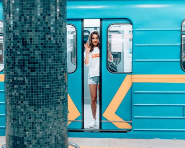 Metro istasyonunda poz veren güzel genç kız.