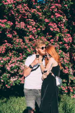 Parkta dondurma yiyen bir çift.