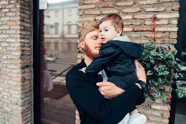 Vader met een kleine zoon in zijn armen — Stockfoto