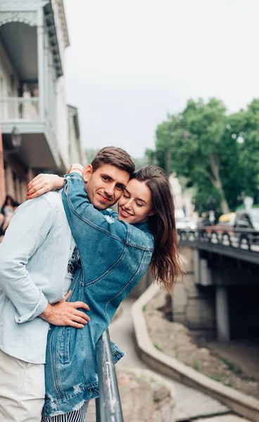 Guy e menina em uma rua da cidade — Fotografia de Stock