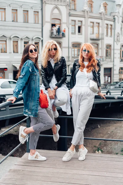 Τρία όμορφα κορίτσια στο δρόμο — Φωτογραφία Αρχείου