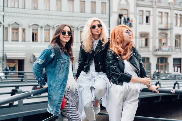 Tres hermosas chicas en la calle — Foto de Stock