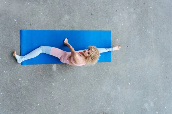Joven mujer rubia delgada haciendo ejercicios de yoga —  Fotos de Stock