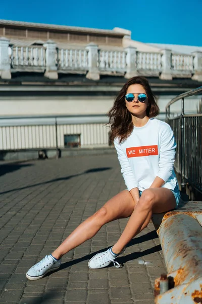 Chica joven en la calle de la ciudad —  Fotos de Stock