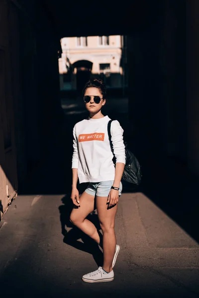 Young girl on the city street — Stock Photo, Image