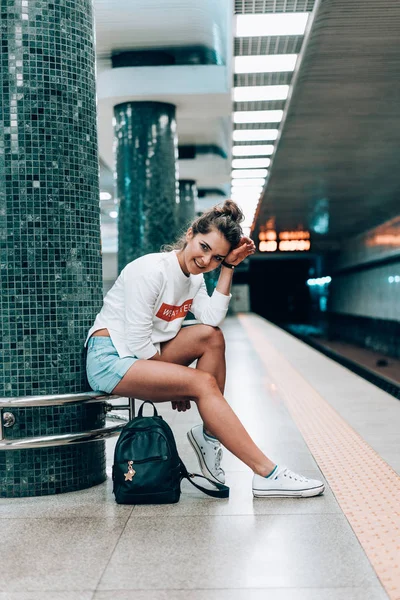 Menina bonita posando na estação de metro — Fotografia de Stock