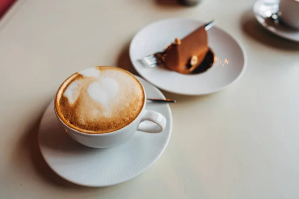 Latte na mesa — Fotografia de Stock