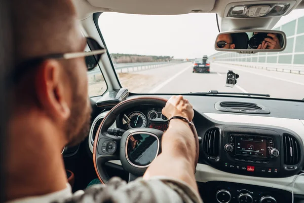 El hombre en el coche que viaja por la carretera —  Fotos de Stock