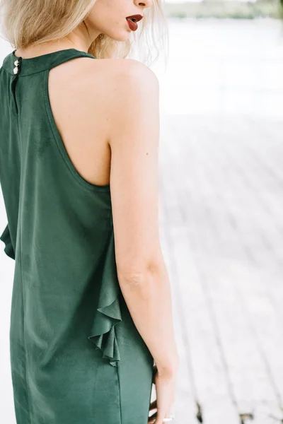 Fille dans une robe verte — Photo