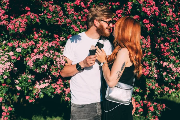 Paar in het park die ijsjes eten — Stockfoto