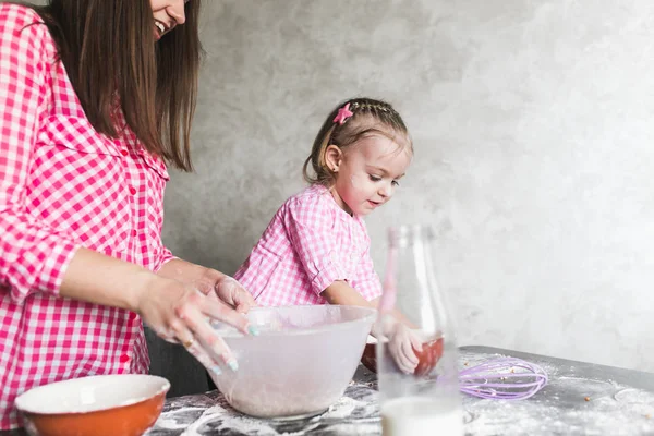 Mom and daughter together in the kitchen — Stock Photo, Image
