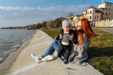 Anne küçük oğlu sarılma