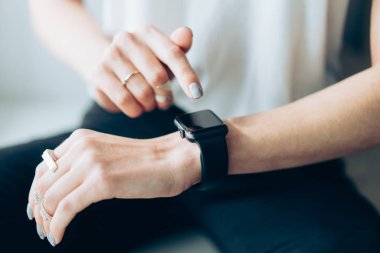 Kadının el ekranın akıllı bir saatinin dokunmadan