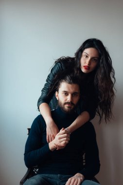 Kız onun arkasında ayakta bir sandalyede oturan adam