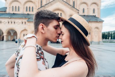 genç bir çift aşık, sokakta sarılma.