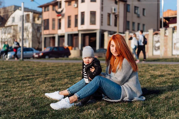 Madre e hijo en la hierba — Foto de Stock