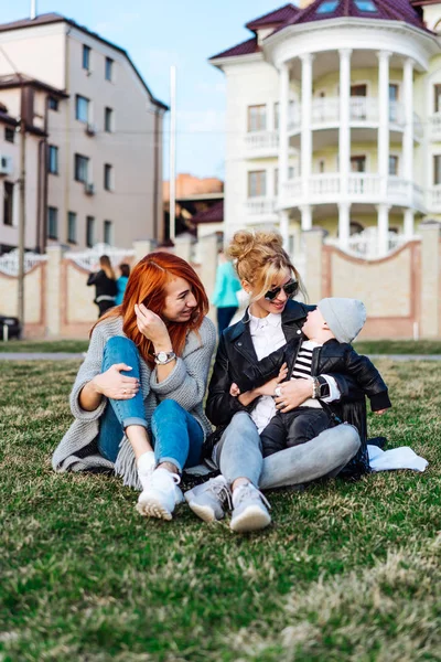 엄마와 숙모 가 공원에서 한 남자 아이와 노는 모습 — 스톡 사진