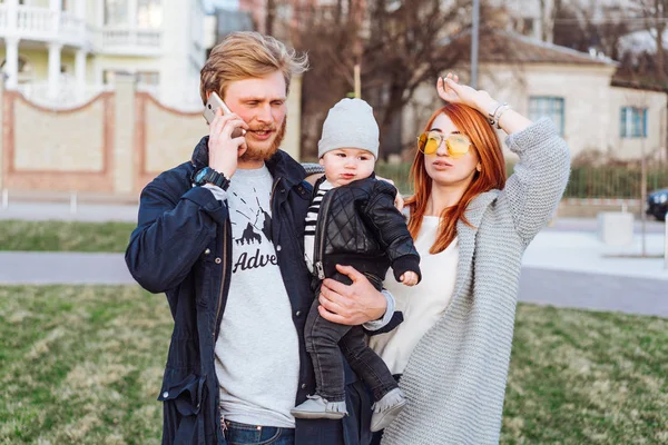 Happy mom dad and son hugging in the park — Stock Photo, Image