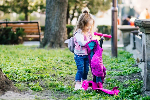 Petite fille marchant dans le parc — Photo