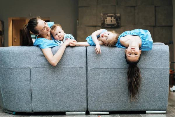 Mãe, duas filhas e um filho no sofá — Fotografia de Stock