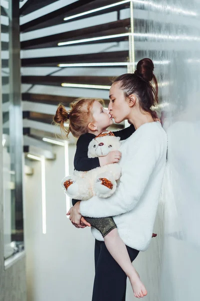 Mom and little daughter in their arms — Stock Photo, Image