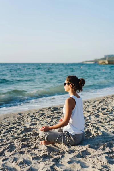 Yoga Çalışan Genç Kadın — Stok fotoğraf