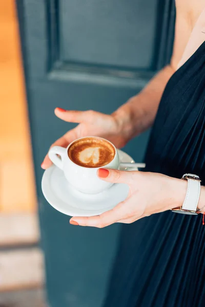 ผู้หญิงถือถ้วยกาแฟร้อน — ภาพถ่ายสต็อก