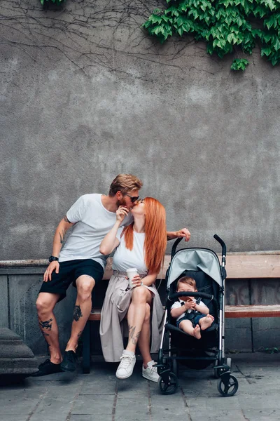 Мама, папа и маленький сын в коляске — стоковое фото