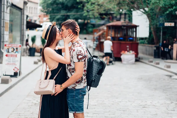 Jovem casal apaixonado, abraçando na rua . — Fotografia de Stock