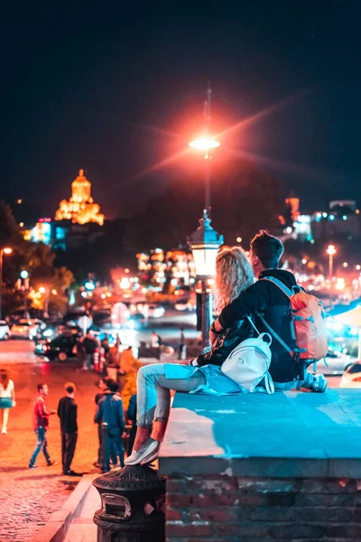 Par i bakgrunden av Tbilisi. — Stockfoto