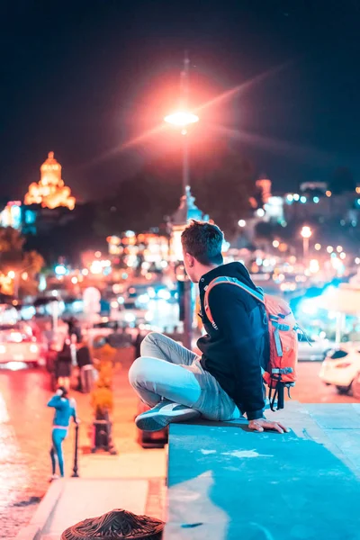 Killen på bakgrunden av Tbilisi. — Stockfoto