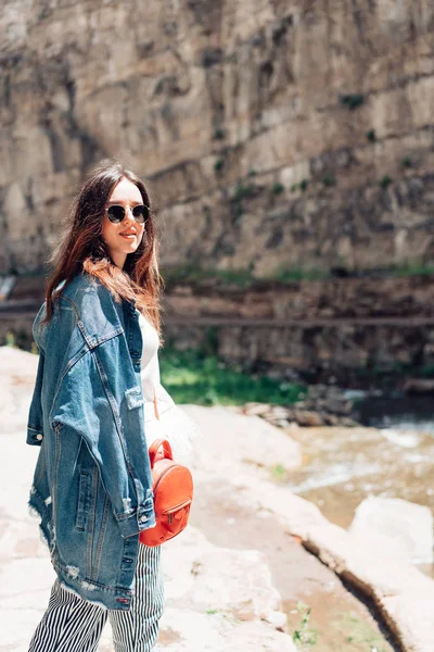 Ragazza in piedi vicino a un muro di roccia — Foto Stock