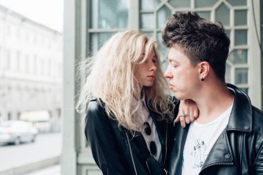 Adam ve kız bir şehir sokak üzerinde siyah ceket