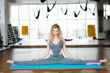 Yoga sınıfındaki genç ince sarışın kadın