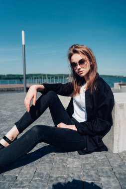 genç güzel kız kameraya poz