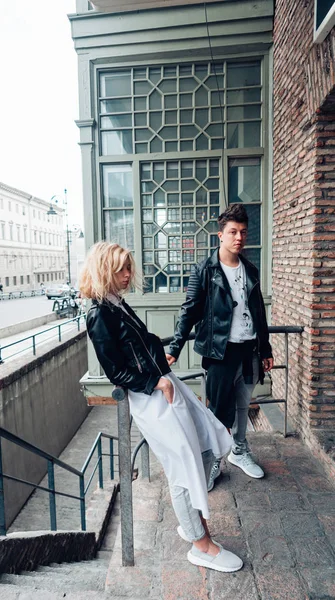 Cara e menina em jaquetas pretas em uma rua da cidade — Fotografia de Stock